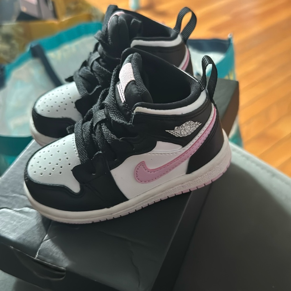 Jordan 1 mid